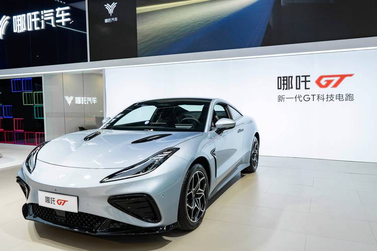 深圳24哪吒汽车在智能汽车领域的表现，领途汽车在新能源汽车市场中的影响力